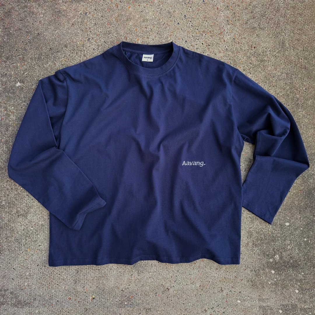 Pre-order / Boxy Longsleeve Mørkeblå. Kommer 15. November